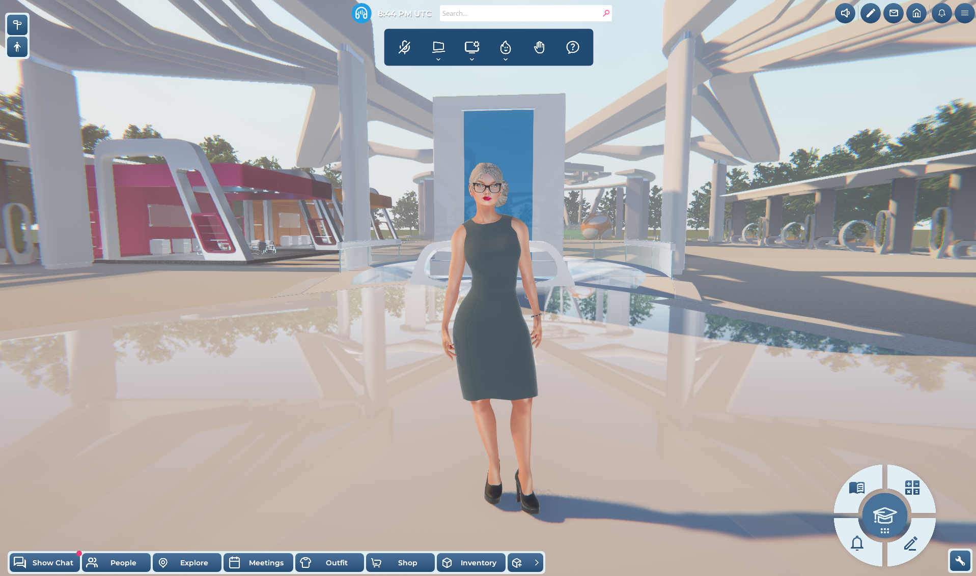 Un avatar féminin en robe rose fait face à la caméra dans un centre de conférence futuriste. Autour d'elle sur l'écran se trouvent les différentes barres d'outils qui constituent l'interface utilisateur de Breakroom.